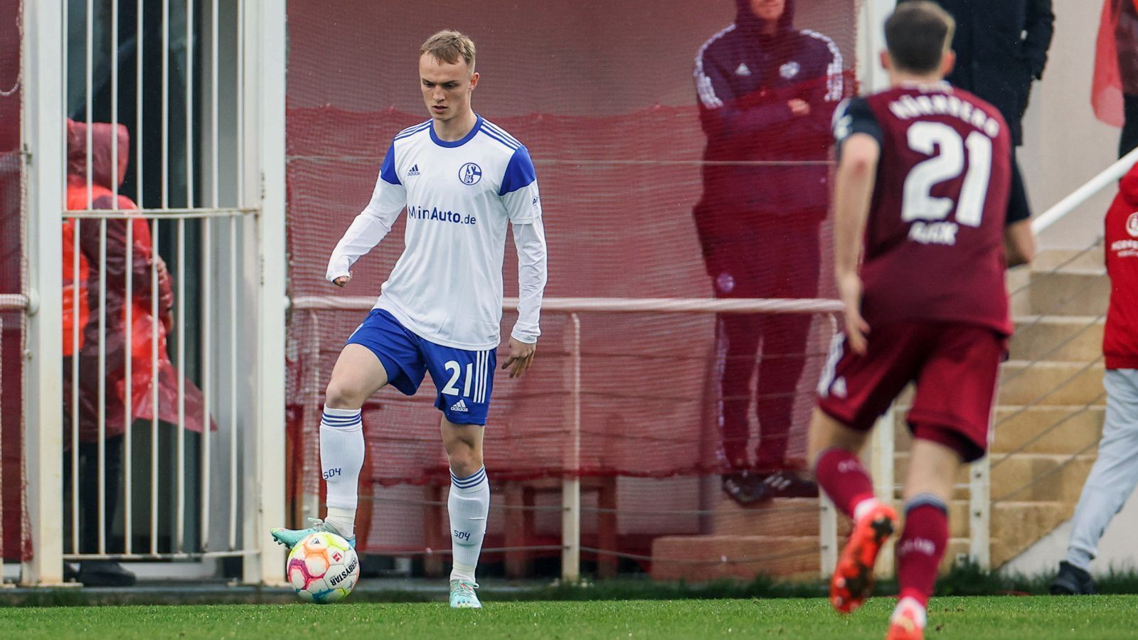 
                <strong>Niklas Tauer (FC Schalke 04)</strong><br>
                Ein Muskelfaserriss wird Schalkes Winter-Neuzugang Niklas Tauer nun für einige Wochen außer Gefecht setzen. Dadurch verpasst der Leihspieler aus Mainz unter anderem den Auftakt in die Bundesliga. Der 21 Jahre alte Mittelfeldspieler kam in der laufenden Saison für die Mainzer bereits drei Mal in der Bundesliga zum Einsatz, auf sein Schalke-Debüt muss er hingegen durch die Verletzung noch längere Zeit warten. 
              