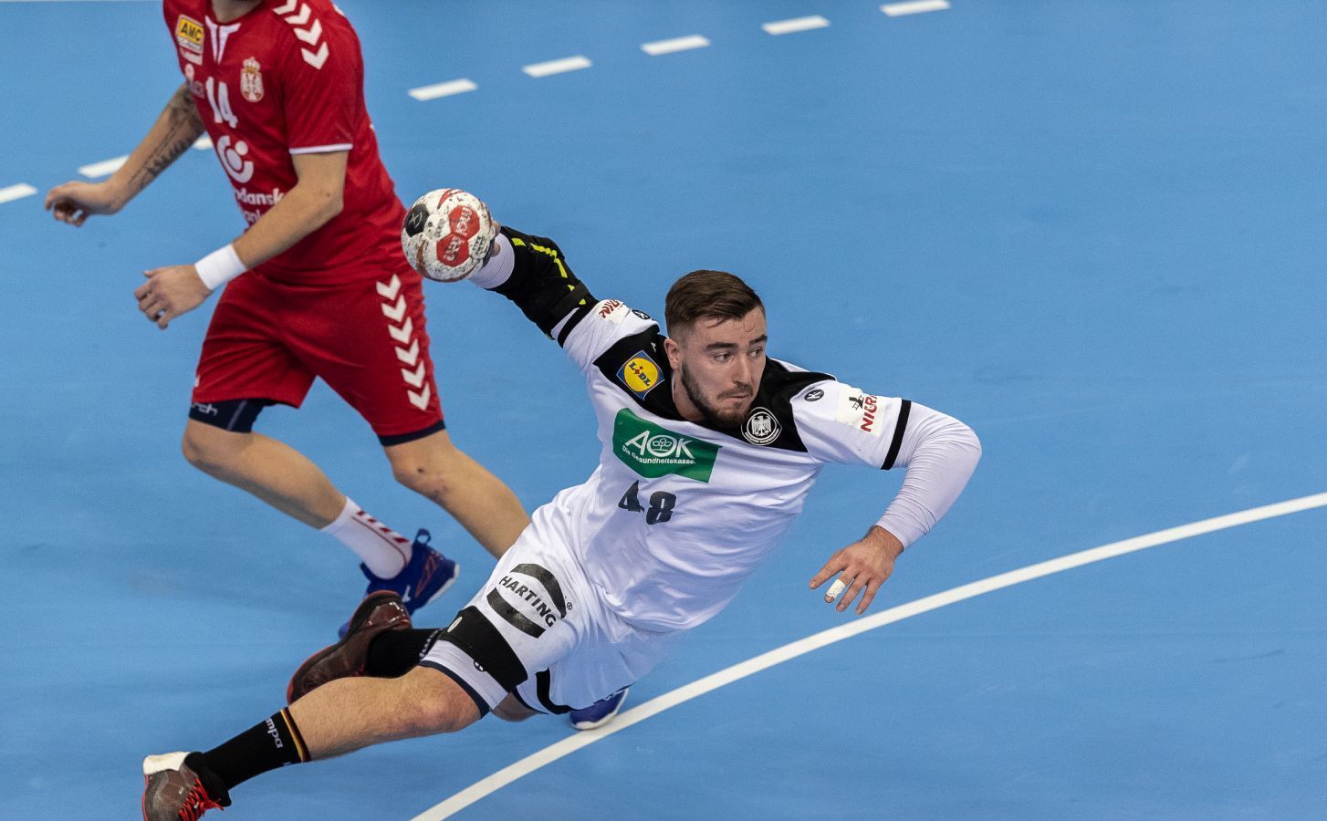 
                <strong>Jannik Kohlbacher (Rhein-Neckar Löwen)</strong><br>
                Der dritte Kreisspieler im Bunde ist ebenfalls seit Jahren eine feste Größe im Nationalteam: Jannik Kohlbacher von den Rhein-Neckar Löwen aus Mannheim besticht durch seine Torgefährlichkeit und verfügt ebenfalls über eine starke Physis. Als "überragenden Kreisläufer" adelte ihn Teamkollege Andreas Wolff und Wiencek bezeichnete den 24-Jährigen als "sehr effektiven Angriffsspieler". 
              