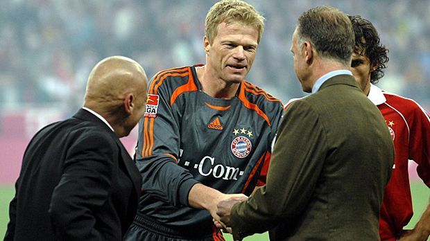 
                <strong>Kahns Jubiläum</strong><br>
                Jubiläum zum Start: 2006 schlägt Bayern München den Gast aus Dortmund mit 2:0. Für Torwart Oliver Kahn (2. v. l.) gibt es schon vor dem Anpfiff Grund zum Feiern: Er absolviert sein 500. Bundesliga-Spiel.
              