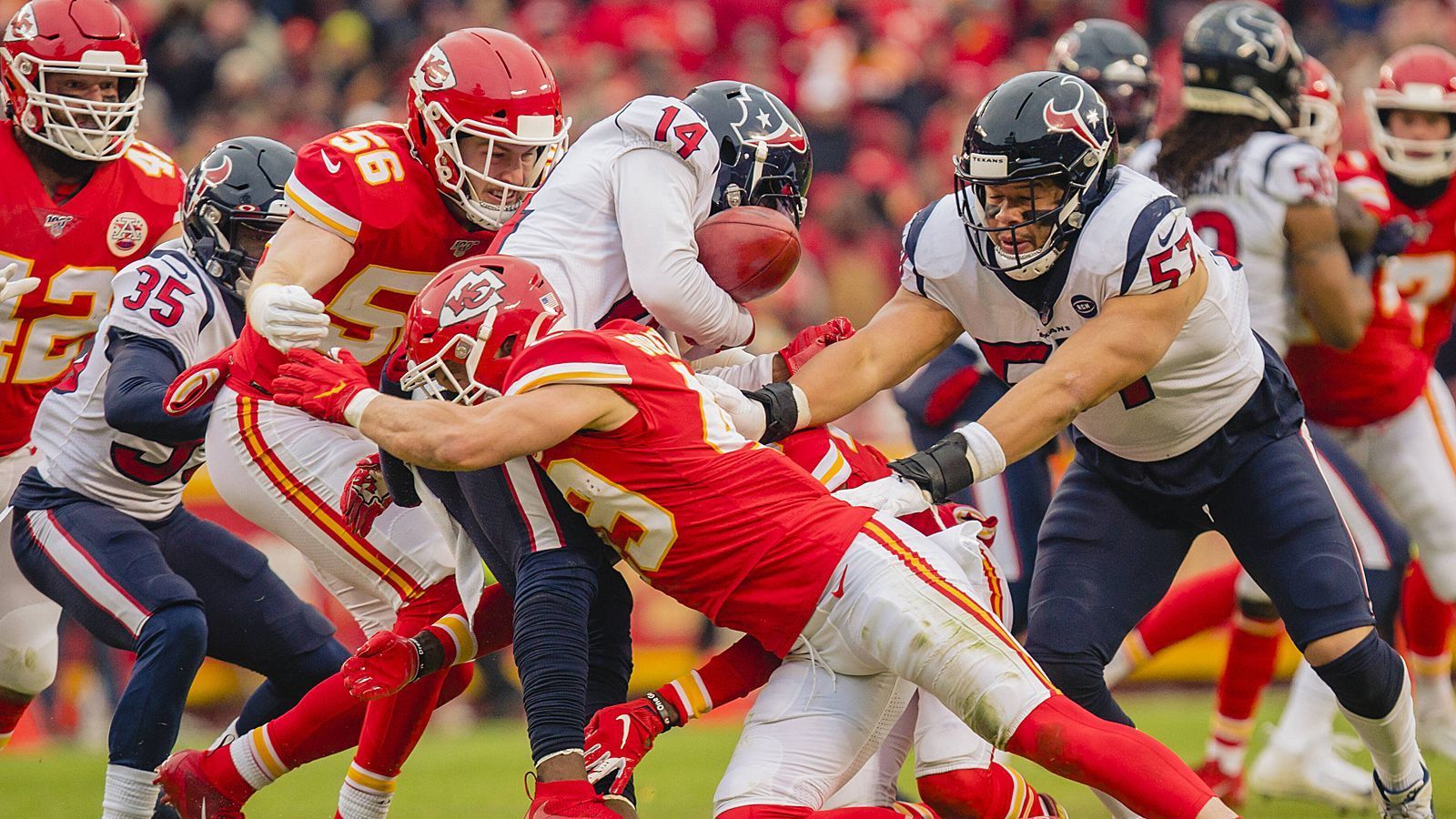 
                <strong>DeAndre Carter (Houston Texans)</strong><br>
                Als Kickoff und Punt Returner trägt DeAndre Carter (Nummer 14) bei den Houston Texans große Verantwortung. Dieser wurde er im Spiel bei den Kansas City Chiefs in einer wichtigen Situation nicht gerecht. Gerade als die Gastgeber so richtig Gas gaben und auf 14:24 verkürzt hatten, leistete sich der Wide Receiver nach dem Kickoff einen folgenschweren Fumble nach einem Tackle von Sorensen. So startete der nächste Chiefs-Angriff nur sechs Yards vor der Goal Line - das schnelle 21:24 war die Folge.
              