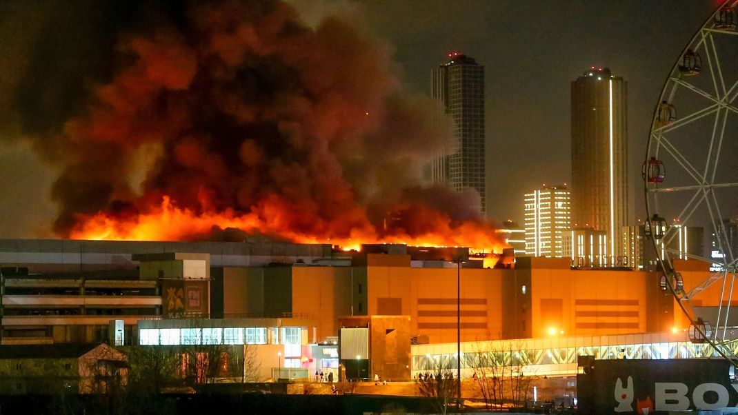 Ein massiver Brand ist nach dem Terroranschlag über der Crocus City Hall am westlichen Rand von Moskau zu sehen.