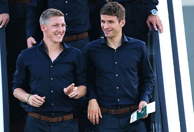 
                <strong>"Fanhansa"-Flug hebt Richtung Brasilien ab</strong><br>
                Gut gelaunt zeigen sich die beiden Bayern-Kollegen Bastian Schweinsteiger und Thomas Müller. Der Erwartungsdruck ist den beiden nicht anzumerken. 
              