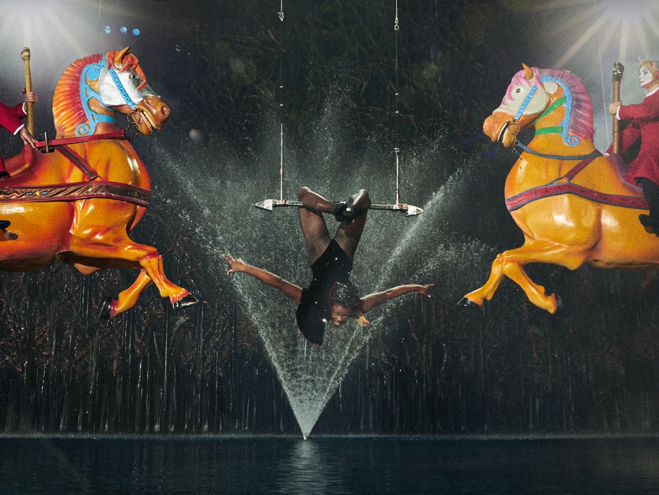 Schnell kann Olivia ihre Bedenken vor dem "Cirque du Soleil"-Fotoshooting ablegen und mit ihren kreativen Posen begeistern. Beim Sprung ins Wasser kann das Model jedoch nicht punkten.
