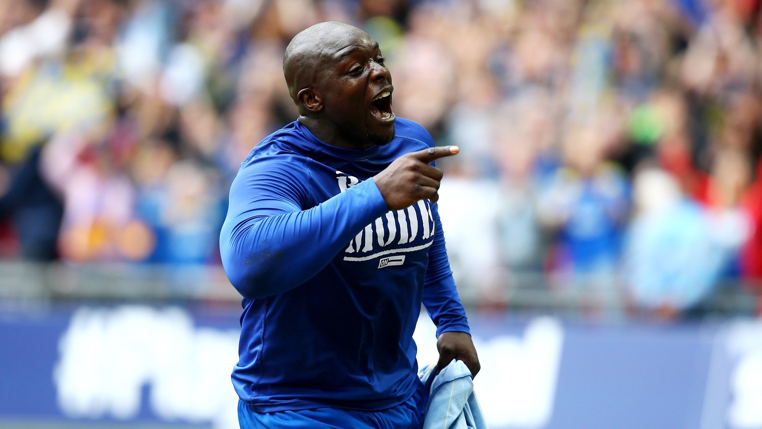 <strong>Fullback: Adebayo Akinfenwa (Faversham Town FC)<br></strong>Braucht es hier wirklich eine Erklärung? Der Teilzeit-Bodybuilder ist ein Albtraum für jeden Defensiv-Spieler und wird für den Running Back riesige Lücken freiblocken. Wir holen Akinfenwa aus den Tiefen des englischen Fußballs zurück ins Rampenlicht.&nbsp;