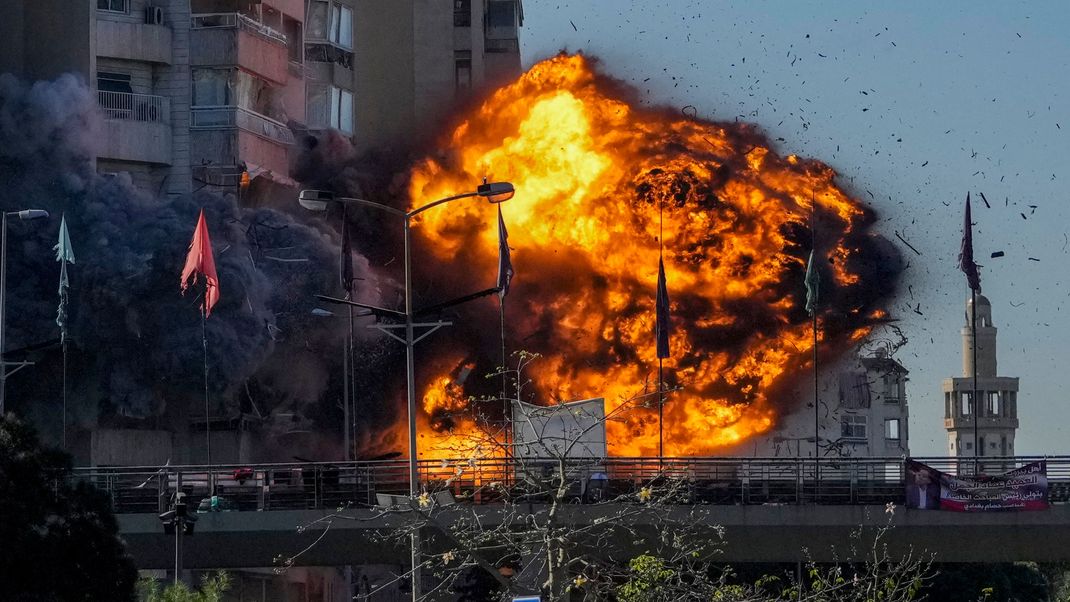 Dichter Rauch und Flammen schlagen direkt nach einem israelischen Luftangriff auf das Stadtviertel Tajuna aus einem Gebäude.