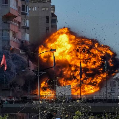 Dichter Rauch und Flammen schlagen direkt nach einem israelischen Luftangriff auf das Stadtviertel Tajuna aus einem Gebäude.