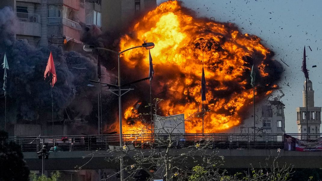 Dichter Rauch und Flammen schlagen direkt nach einem israelischen Luftangriff auf das Stadtviertel Tajuna aus einem Gebäude.