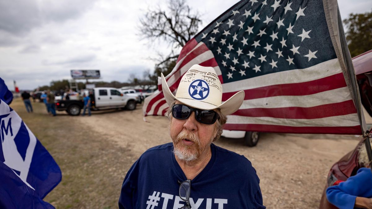 Ein Mitglied des Texas National Movement trägt ein Texit-Shirt und drückt damit aus, dass er für die Abspaltung von Texas von den USA ist.