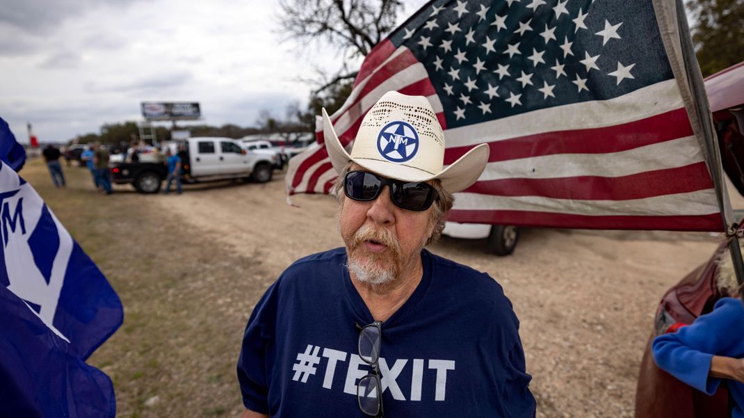 Ein Mitglied des Texas National Movement trägt ein Texit-Shirt und drückt damit aus, dass er für die Abspaltung von Texas von den USA ist.