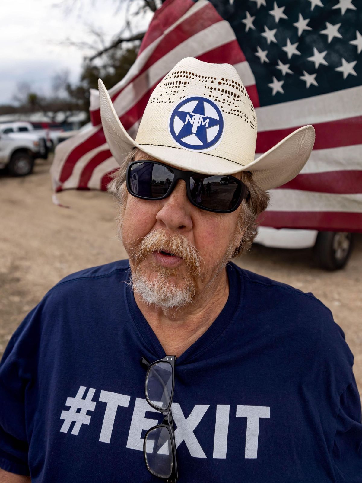 Ein Mitglied des Texas National Movement trägt ein Texit-Shirt und drückt damit aus, dass er für die Abspaltung von Texas von den USA ist.