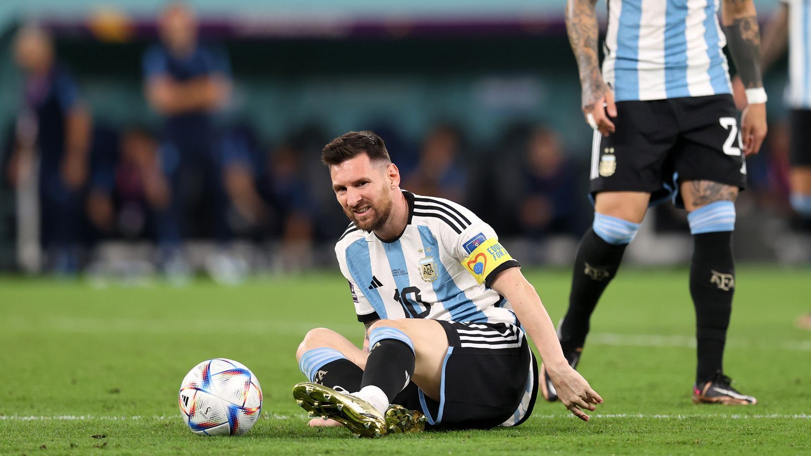 
                <strong>Messi-Watch: So schlug sich Argentiniens Superstar gegen Australien</strong><br>
                Immer wieder findet sich Messi auf dem Boden wieder. Aber er ist schnell wieder auf den Beinen.
              