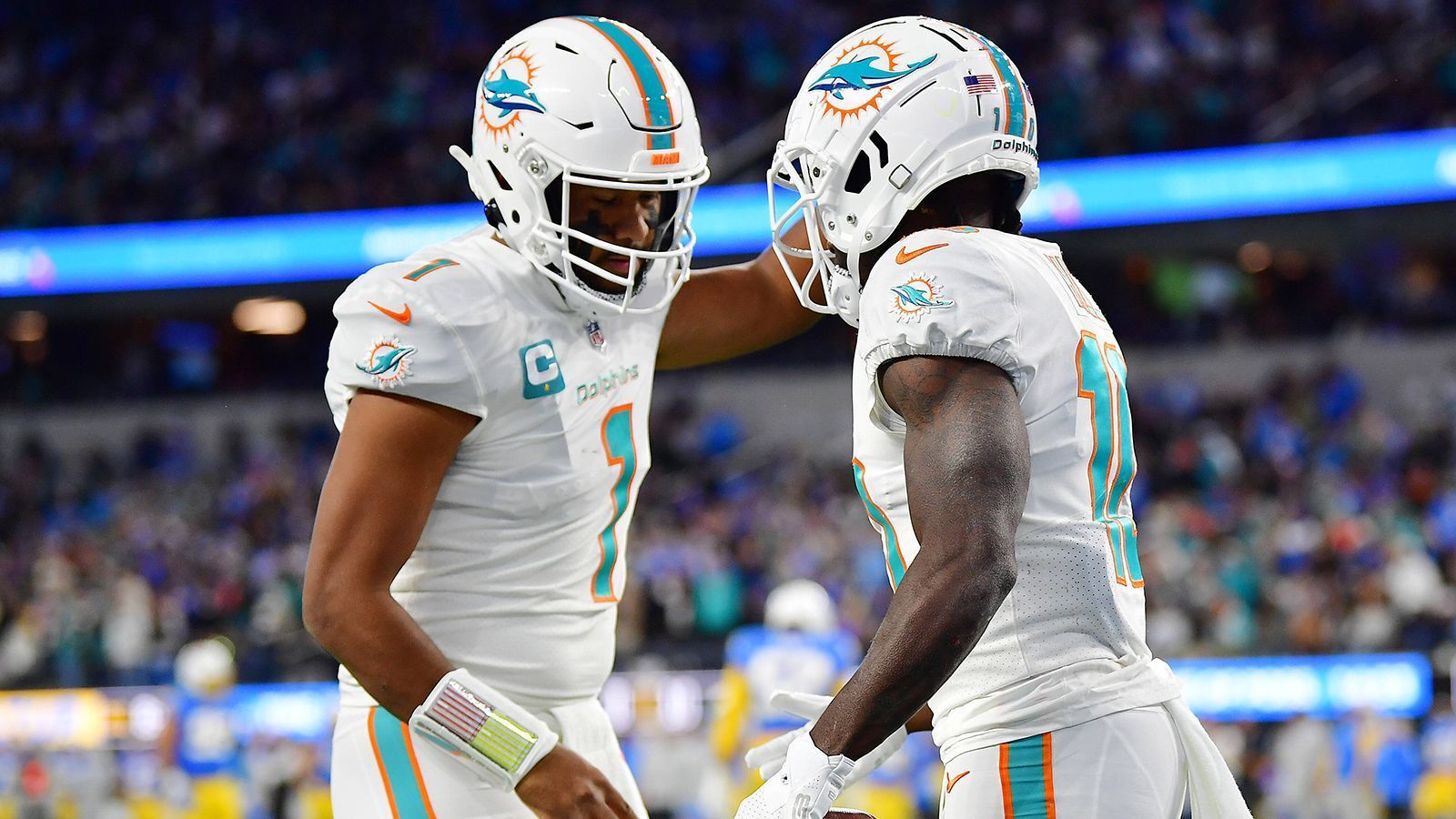 
                <strong>Miami Dolphins </strong><br>
                Wie gut hat sich Tua Tagovailoa von den Gehirnerschütterungen der letzten Saison erholt? Und kann er eine komplette Saison lang fit bleiben? Die Fragen rund um den Quarterback der Miami Dolphins reißen nicht ab und werden auch den Start der kommenden Spielzeit bestimmen. 2022 hat gezeigt, wie gefährlich das Duo Tua und Tyreek Hill sein kann. Doch Titel gewinnt man nicht, wenn der Starting-QB immer wieder verletzt ausfällt. Kriegt der 25-Jährige das in den Griff, könnte 2023 für die Dolphins auch dank des Duos ein sehr gutes Jahr werden. 
              