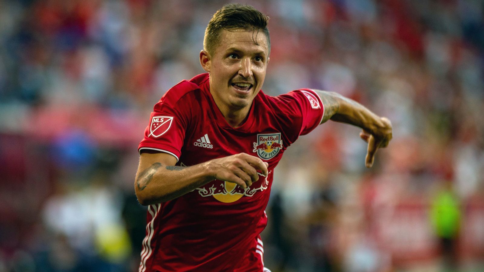 
                <strong>Marc Rzatkowski</strong><br>
                Auch heute steht im Kader der New York Red Bulls noch ein deutscher Profi: Marc Rzatkowski. Der 30 Jahre alte Mittelfeldspieler kickte vor seinem Wechsel in die MLS vor allem in der 2. Bundesliga Deutschlands (für Bochum, Bielefeld, St. Pauli) und landete über die Zwischenstation Red Bull Salzburg in den USA. Zunächst war er innerhalb der Red-Bull-Klubs in die MLS verliehen, seit Anfang 2019 ist "Ratsche" nun fest in New York unter Vertrag, wo er allerdings oftmals nur auf der Bank sitzt. 
              