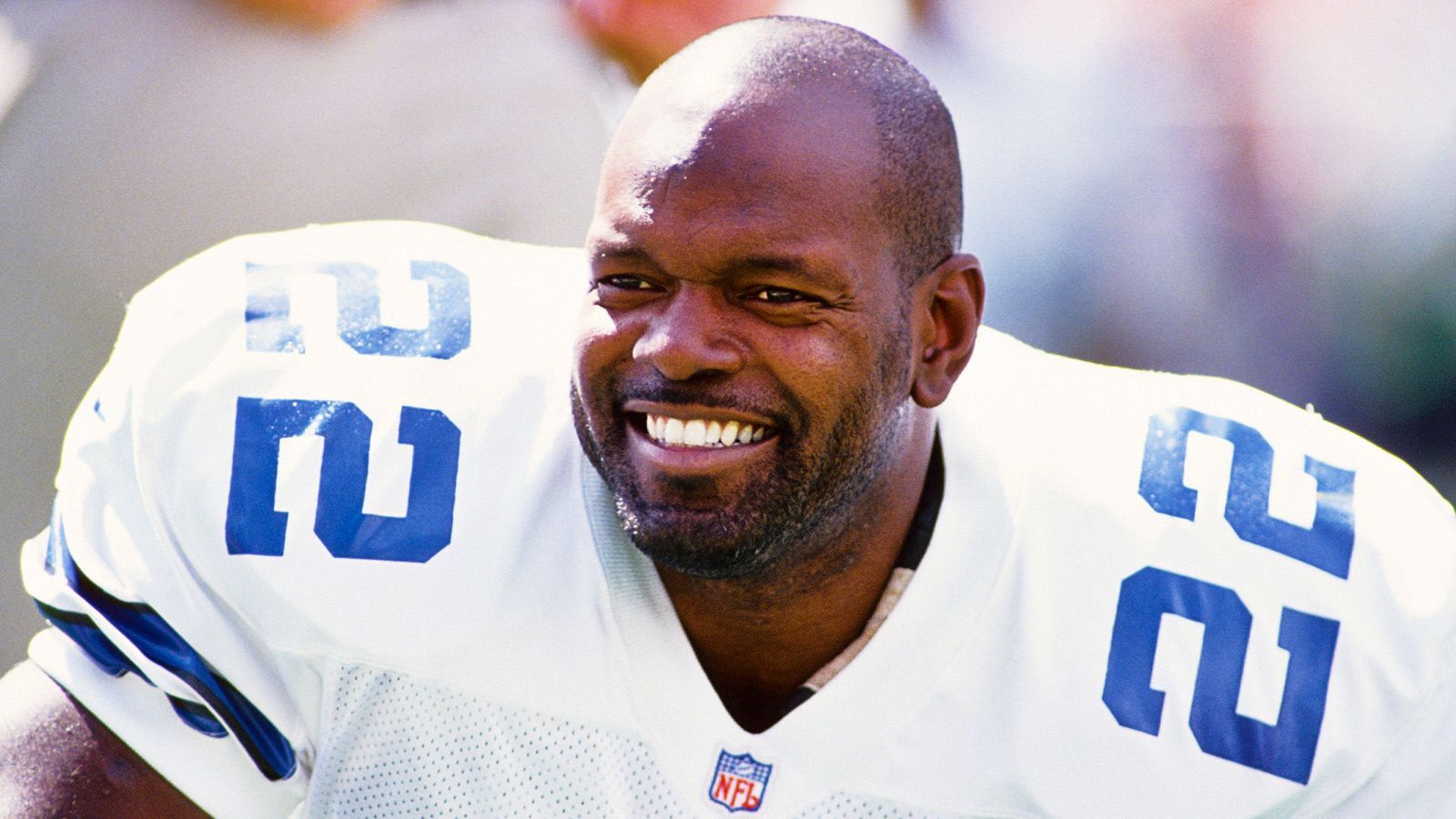 
                <strong>Dallas Cowboys: Emmitt Smith (Running Back) </strong><br>
                Smith ist der führende Rusher in der Geschichte der NFL und führte die Cowboys zu drei Super-Bowl-Siegen.
              