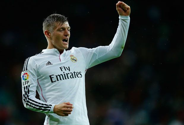 
                <strong>Mittelfeld: Toni Kroos</strong><br>
                Premiere für Toni Kroos: Der junge Weltmeister hat es erstmals in die FIFA-Weltauswahl geschafft. Nach seinem Wechsel zu Real Madrid ist der Nationalspieler der gefeierte Star der spanischen Presse. 
              