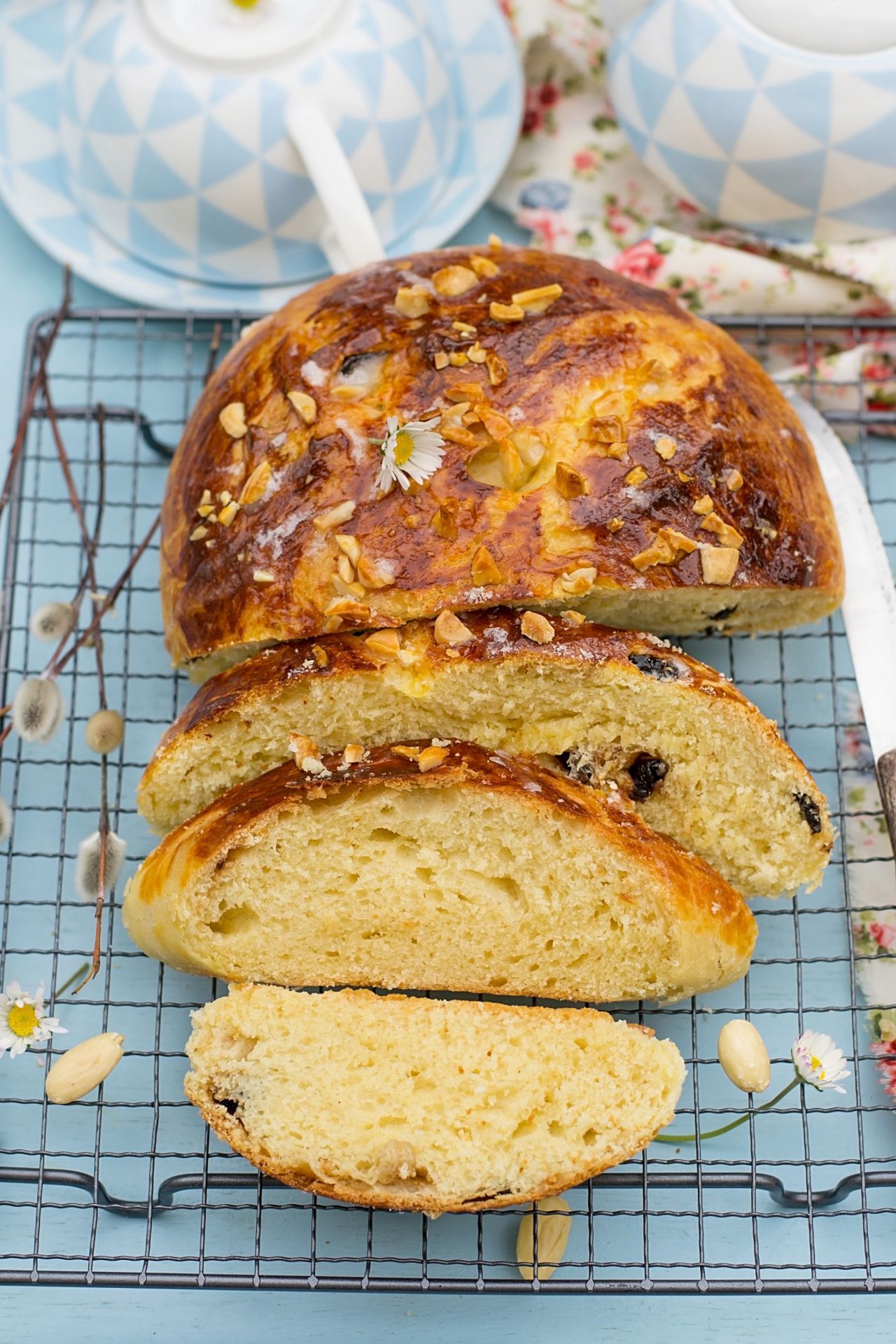 Russland: Das süße Osterbrot Kulitsch aus Hefeteig schmeckt besonders gut mit dem ebenfalls süßen Quark Pascha samt Rosinen.