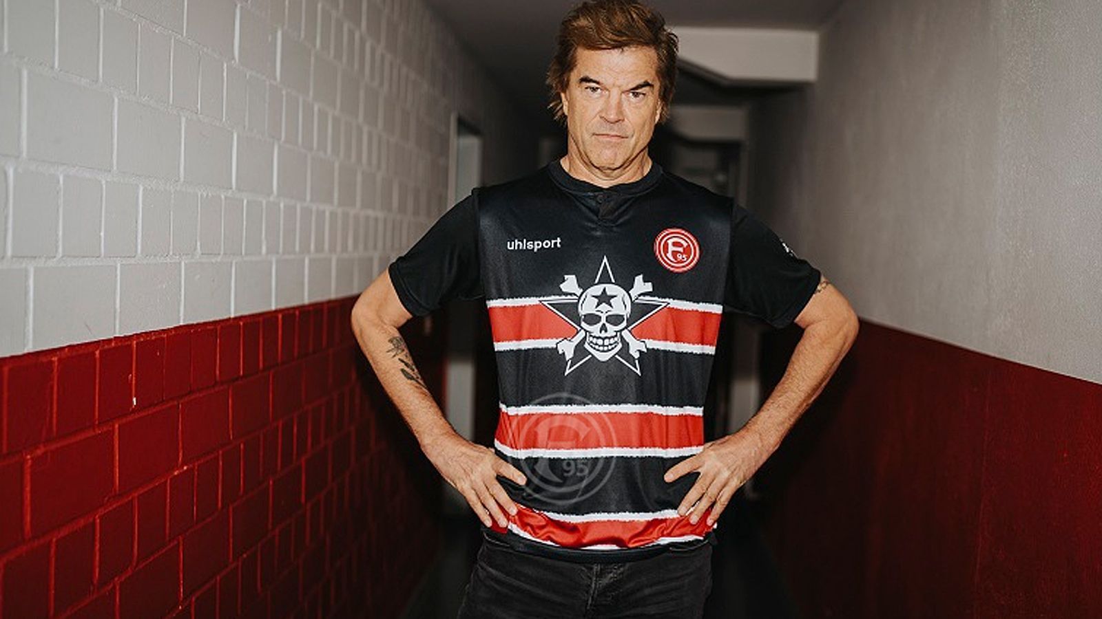 <strong>Fortuna Düsseldorf</strong><br>"Die Toten Hosen" investierten eine Million Mark - dafür prangte auf dem Trikot ein Totenkopf. Um die Finanzierung stemmen zu können, kooperierten die Musiker gleichzeitig mit einer Brauerei. Ehrensache, oder? "Egal ob dritte oder vierte Liga - Fortuna gehört zu Düsseldorf wie Altbier oder der Rhein", sagte Campino damals in der "FAZ". Jahre später gab es ein Revival.