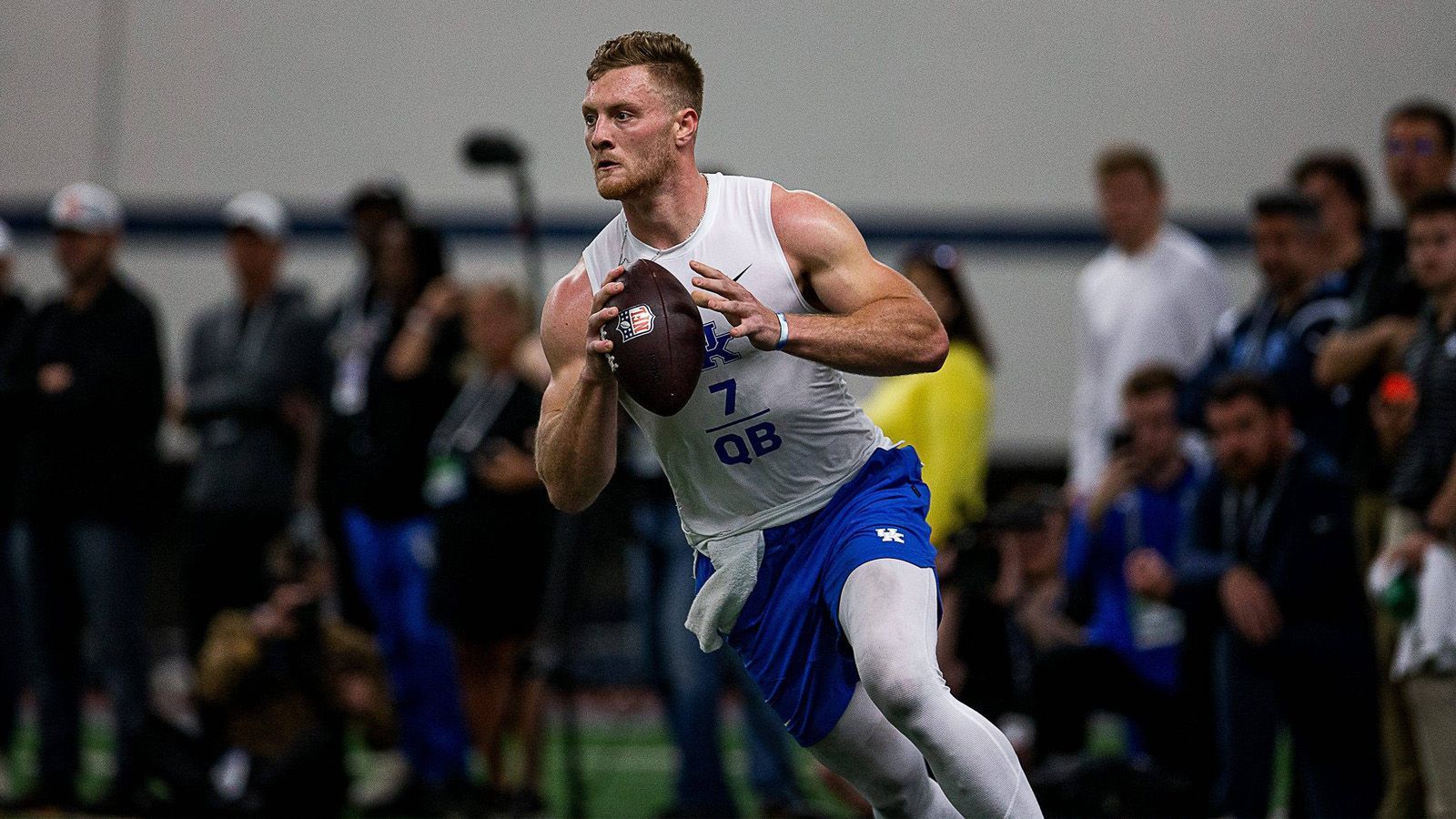 
                <strong>Will Levis</strong><br>
                Die Indianapolis Colts legen sich wohl auf ihren ersten Pick im kommenden Draft fest. Laut "ESPN"s Todd McShay haben die Colts "echtes Interesse" an Quarterback Will Levis. Fraglich ist, ob der Spielmacher an Position vier noch erhältlich ist, oder ob die Colts für ihn sogar nach oben traden müssen. Den aktuellen Quoten zufolge ist der Kentucky-Alumni in der Draft-Ordnung weit gestiegen und aktuell laut Buchmachern der wahrscheinlichste Nummer-2-Pick. Angeblich sei Indianapolis fasziniert vom Quarterback. Sogar so sehr, dass McShay noch von keiner Alternative gehört habe, sollte Levis nicht mehr zu haben sein. Das könnte interessant werden am Draft-Day!
              