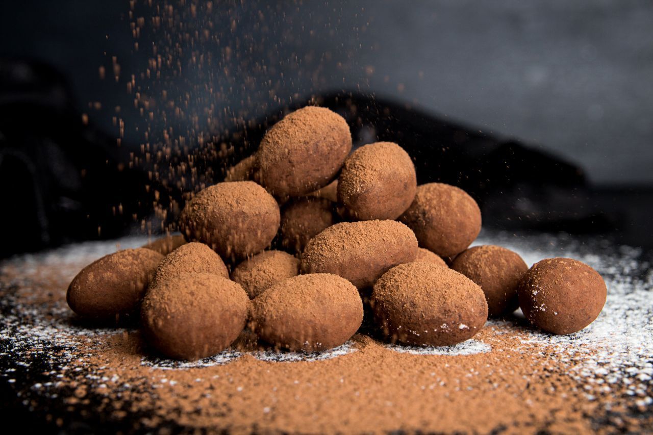 Für Schoko-Mandeln röste 200 Gramm ungeschälte Mandeln im Ofen an. 55 Gramm Zartbitter-Schokolade schmelzen, 1,5 Teelöffel Lebkuchen-Gewürz dazu geben und die Mandeln eintauchen. Am Ende die Nüsse mit Kakao-Pulver oder Puder-Zucker bestreuen.