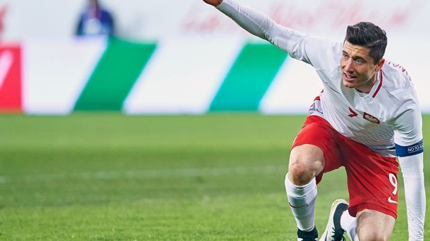 
                <strong>Polen - Robert Lewandowski</strong><br>
                Polen - Robert Lewandowski: Beim FC Bayern München ist der Angreifer fürs Toreschießen zuständig, im Nationalteam zusätzlich auch noch als verlängerter Arm von Trainer Adam Nawalka gefragt. Bei der Endrunde wird Kapitän Lewandowski gegen Deutschland auch auf einige seiner Mannschaftskameraden treffen. Mit 13 Treffern war der 27-Jährige bereits in der EM-Qualifikation der erfolgreichste Schütze.
              