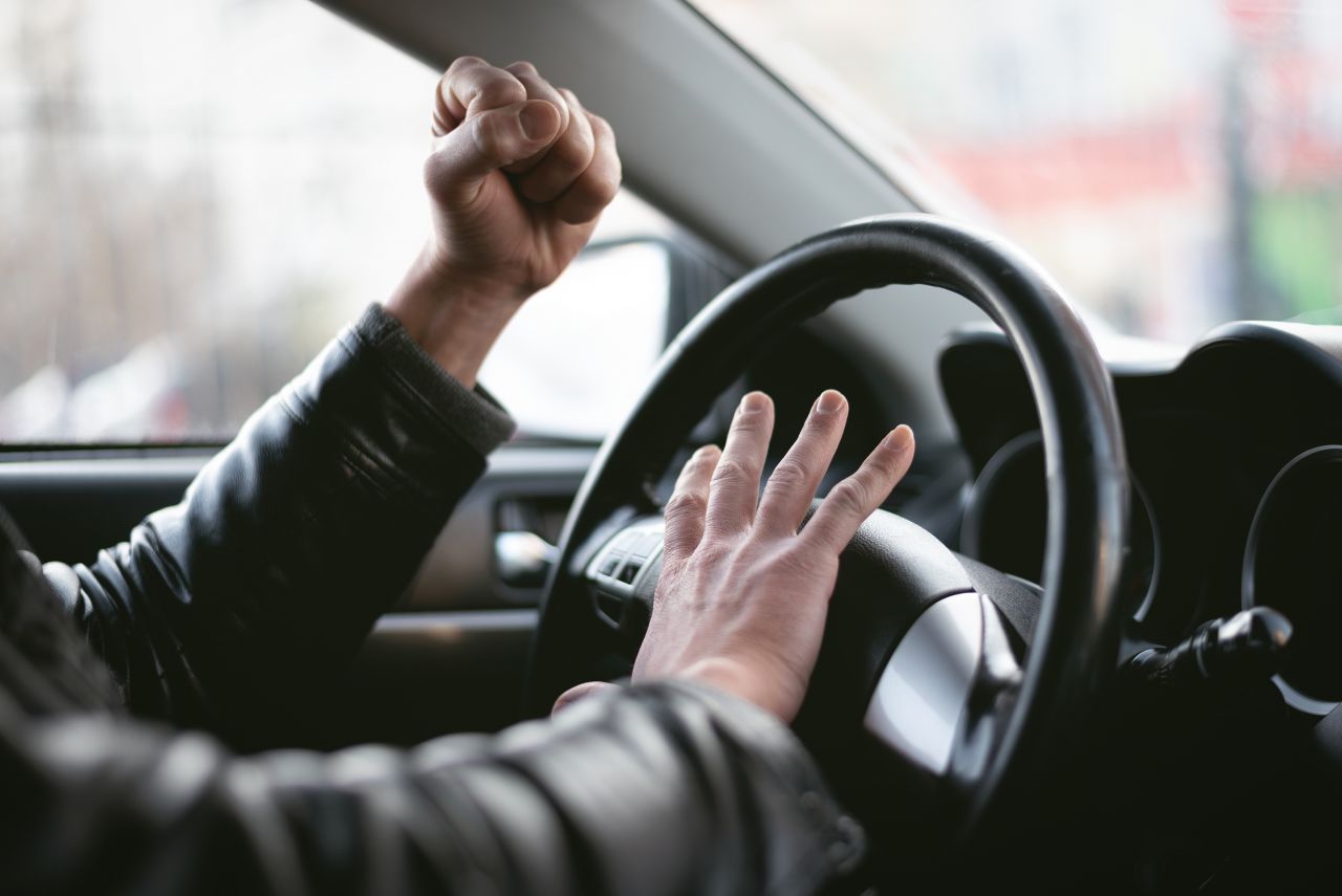 Dauerndes Hupen nervt: Denn die Autohupe erreicht eine Lautstärke von 110 Dezibel.