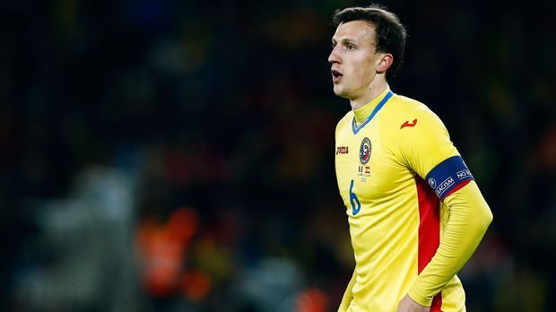
                <strong>Rumänien - Vlad Chiriches</strong><br>
                Rumänien - Vlad Chiriches: Wie Cana, so ist auch Rumäniens Kapitän gleichzeitig noch Abwehrchef des Teams. Der 26-Jährige spielt seit 2015 in der Serie A für den SSC Neapel, konnte sich im Jahr davor bei Tottenham nicht durchsetzen. Aber auch in Italien lief es nicht viel besser. In der Saison 2015/2016 kam er nur zu acht Liga-Einsätzen für den Vizemeister.
              