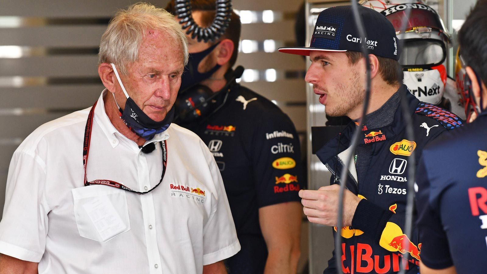 
                <strong>Keine Bullshit-Geschichten</strong><br>
                Zu den direkten Förderern gehören Teamchef Christian Horner und Red Bulls Motorsportberater Helmut Marko. Verstappen kommt mit beiden sehr gut aus. "Helmut ist wie ein Vater für mich ja. Er sagt, was er denkt, ist immer geradeaus, das mag ich. Mit ihm gibt's keine Bullshit-Geschichten", sagte Verstappen einmal bei racingnews365.
              