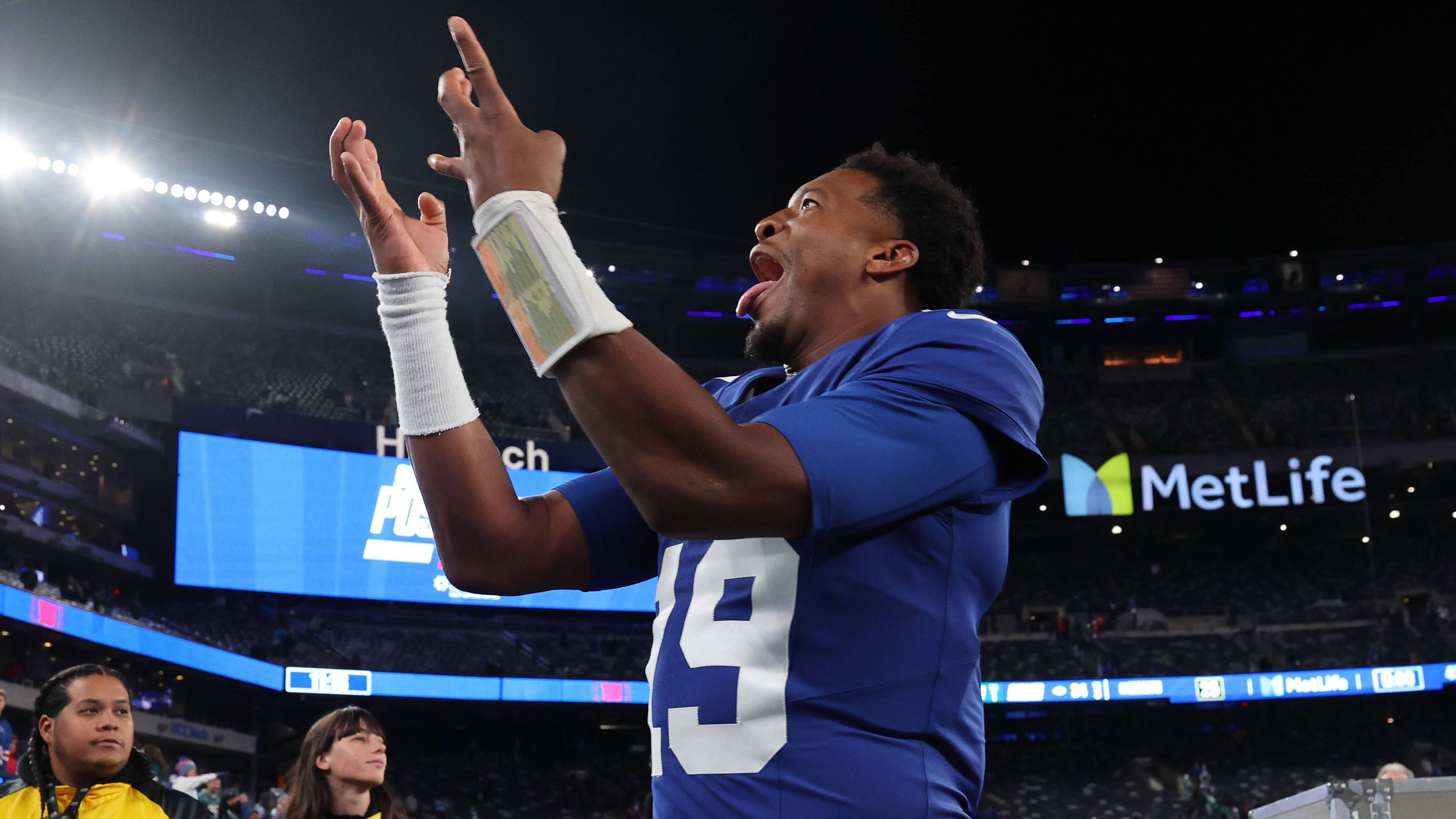 <strong>New York Giants<br></strong>Jetzt ist es offiziell: Jameis Winston wird die New York Giants am Sonntag gegen die Green Bay Packers aufs Feld führen. Das bestätigte Interims-Head-Coach Mike Kafka am Mittwoch. Winston ersetzt Jaxson Dart, der mit einer Gehirnerschütterung ausfällt. Der bisherige Dart-Vertreter Russell Wilson ist damit nur noch die Nummer drei. Der 31-jährige Winston wird so zu seinem ersten Einsatz als Giant kommen.<br>• Starter: Jameis Winston<br>• Backups: Russell Wilson<br>• Verletzt: Jaxson Dart