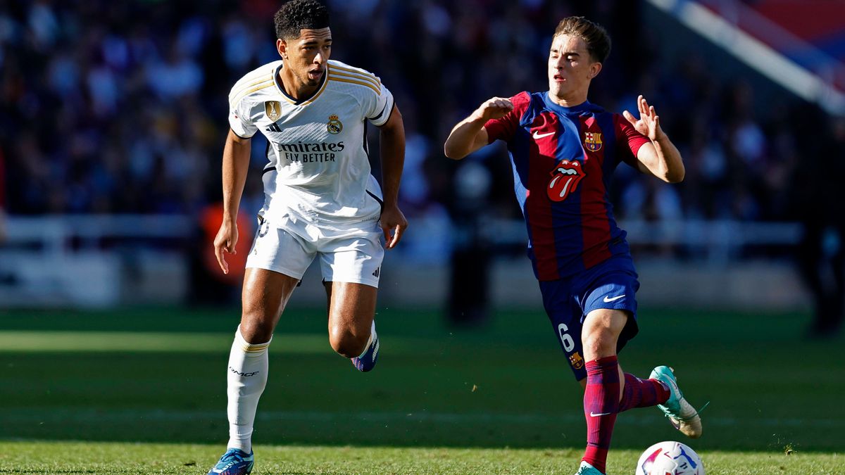 Jude Bellingham (Real), Gavi (Barcelona), OCTOBER 28, 2023 - Football Soccer : Spanish La Liga EA Sports match between FC Barcelona, Barca 1-2 Real Madrid at the Estadi Olimpic Lluis Companys in Ba...