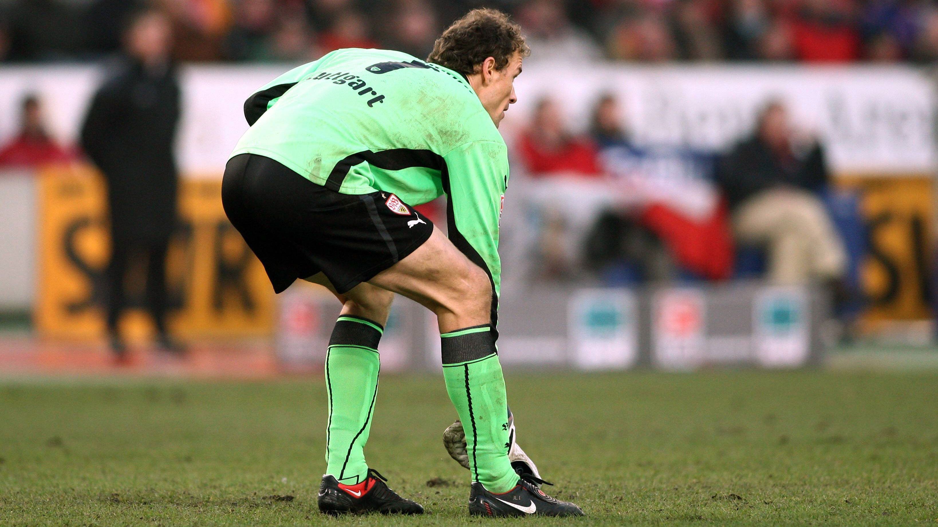 
                <strong>Der Schuhwurf Teil 1</strong><br>
                21. Februar 2009: In der Bundesligapartie zwischen dem VfB Stuttgart und der TSG 1899 Hoffenheim verliert Gegenspieler Sejad Salihovic nach einem Foul seinen Schuh. Jens Lehmann sprintet aus seinem Tor, nimmt den Schuh an sich und wirft ihn auf sein Tor.
              