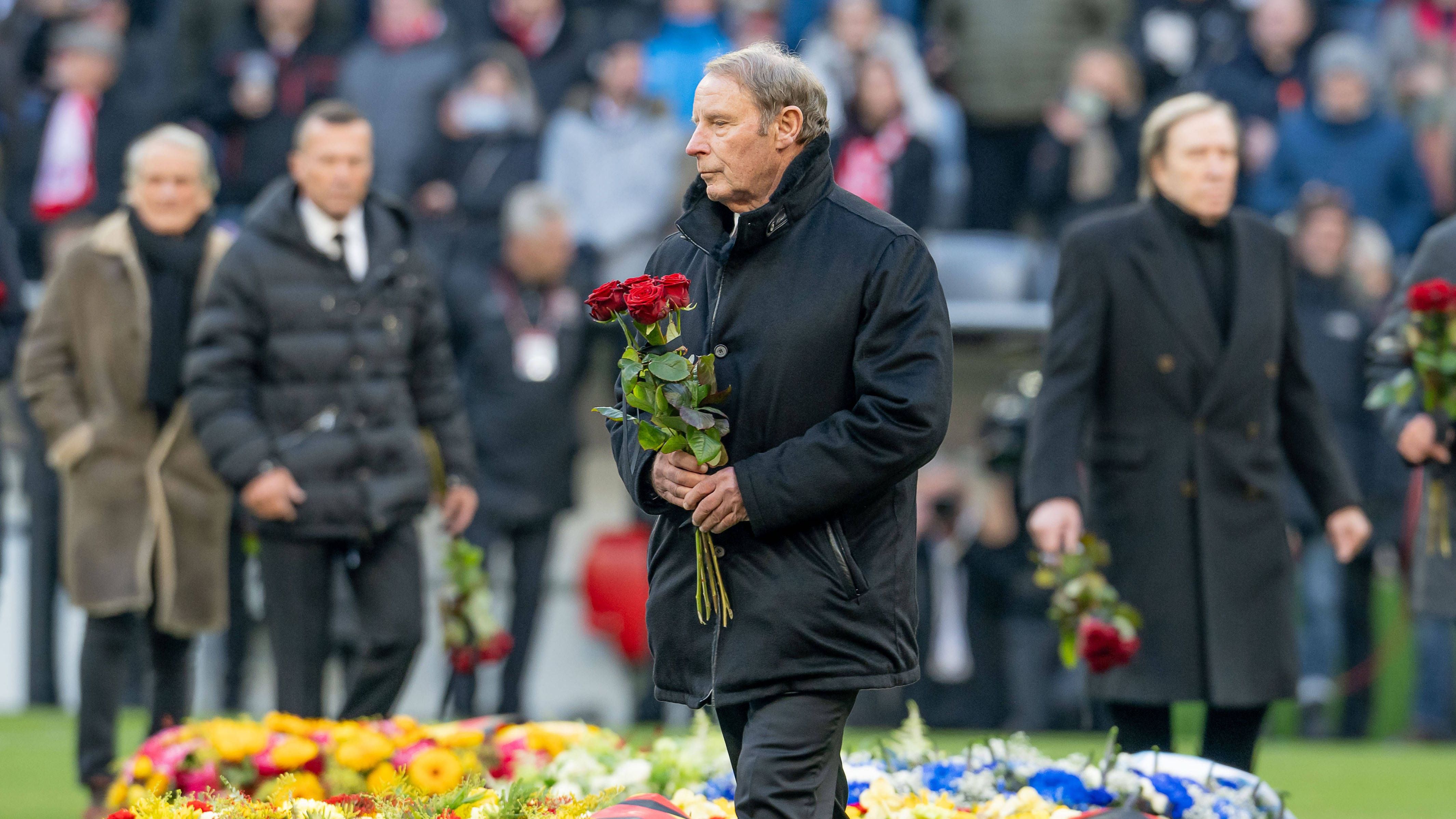 <strong>Der "Terrier" ehrt seinen Vorgänger</strong><br>Berti Vogts auf dem Rasen der Allianz-Arena. Er gewann mit Beckenbauer 1974 die WM und wurde 1990 nach dem Titelgewinn sein Nachfolger. 1996 führte er Deutschland als Bundestrainer zum EM-Titel.