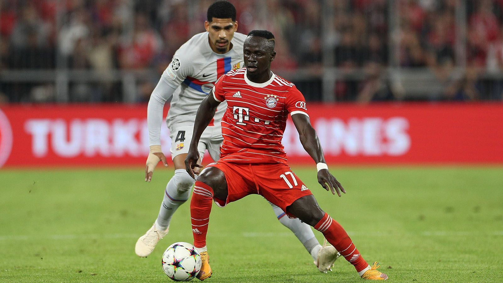 
                <strong>Sadio Mane</strong><br>
                Sadio Mane: Holt sich viele Bälle aus dem Mittelfeld und versucht mit Technik und Geschwindigkeit die Gäste zu überrumpeln. Zu oft ohne Erfolg. Versucht immer wieder den jungen Musiala zu führen und zu motivieren. Arbeitet viel, bleibt aber ohne große Durchschlagskraft. Wird nach 70 Minuten ausgewechselt. ran-Note: 4
              