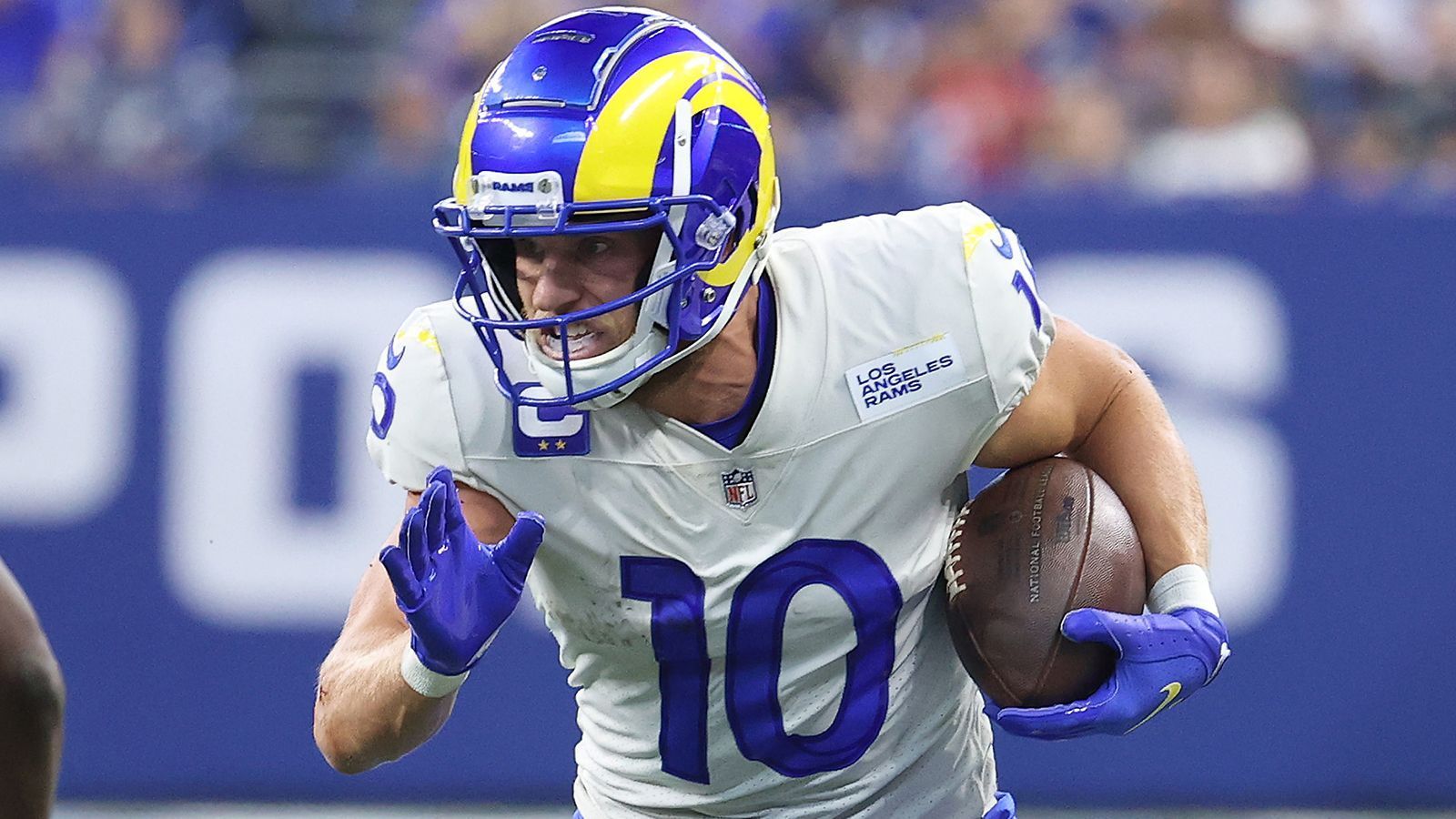 
                <strong>Cooper Kupp (WR, Los Angeles Rams)</strong><br>
                Mit Quarterback Matthew Stafford als Passgeber hat sich Cooper Kupp zu einem der besten NFL-Receiver entwickelt. Der 28-Jährige führt die Liga mit 523 Receiving Yards und fünf Touchdowns an. In vergangenen Spielzeiten oft exklusiv als Slot-Receiver eingesetzt, findet Head Coach Sean McVay für Kupp in dieser Saison neue Rollen. Der Receiver fing bereits fünf Pässe, die über 20 Yards durch die Luft flogen und wird hin und wieder auch als Running Back oder Tight End eingesetzt. 
              