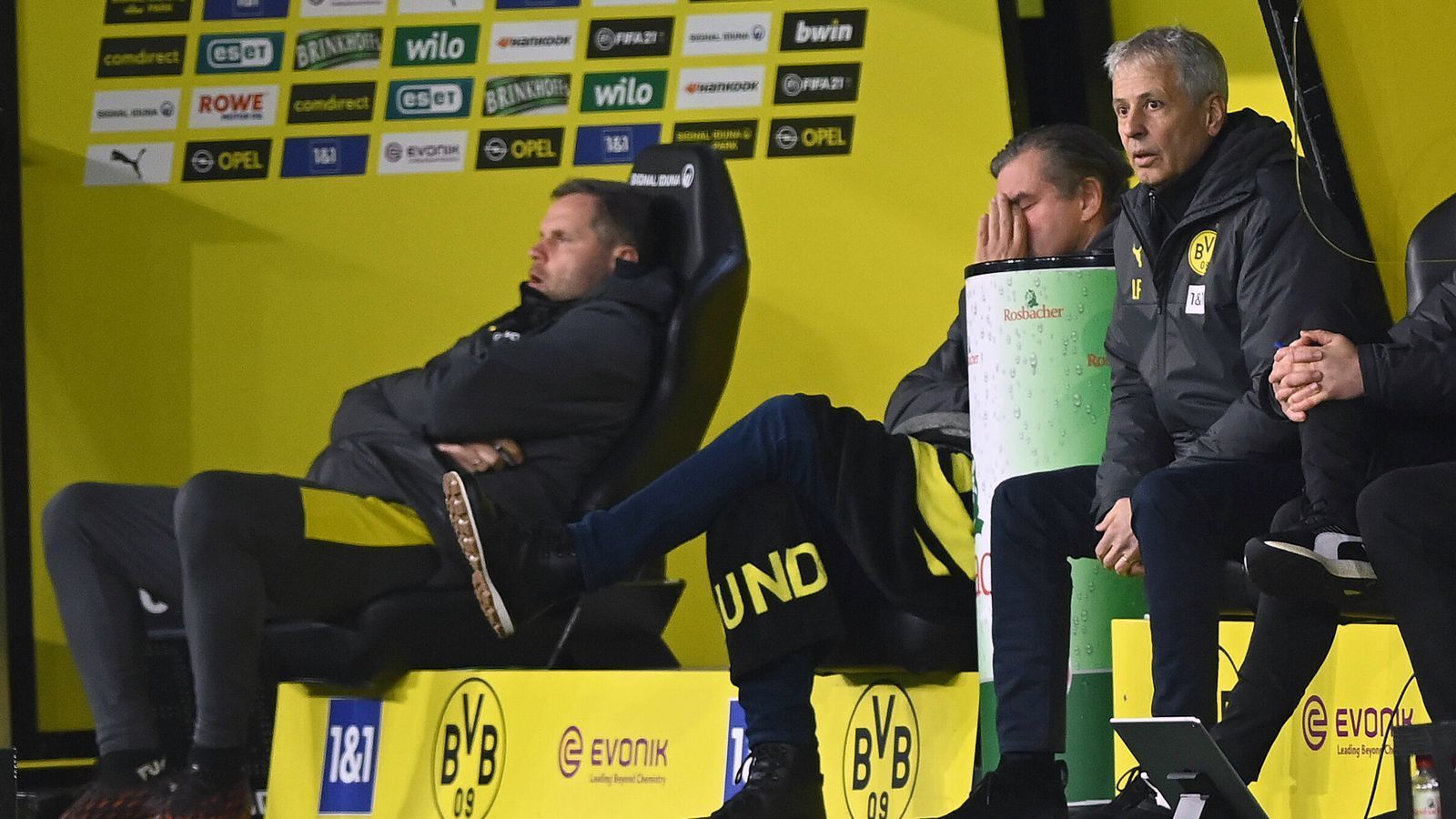 
                <strong>Favre-Entlassung nach 1:5-Debakel gegen Stuttgart</strong><br>
                Der 12. Dezember 2020 ist der letzte Arbeitstag von Lucien Favre (re.) als Trainer von Borussia Dortmund. In seinem 110. Pflichtspiel auf der Bank des BVB kassiert sein Team gegen Aufsteiger VfB Stuttgart eine 1:5-Heimniederlage und so ist das Aus des Schweizers besiegelt. Er muss trotz eines insgesamt in seiner Ära guten Punkteschnitts von 2,01 recht früh in der Saison gehen. Denn die Klatsche gegen die Schwaben ist am 11. Spieltag bereits die vierte Saison-Pleite bei sechs Siegen und einem Remis. 
              