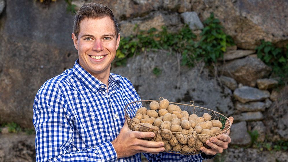 Stefan wohnt zusammen mit seinen Eltern und seinem Bruder am gemeinsamen Biohof.