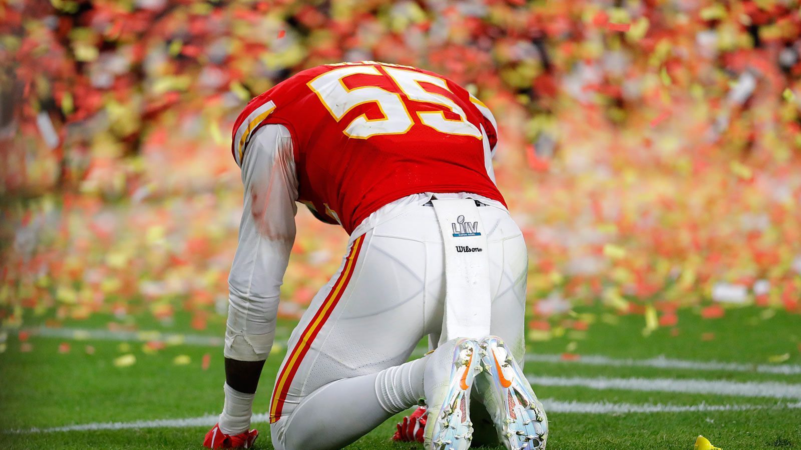 
                <strong>Super-Bowl-Sieger: So feiern die Kansas City Chiefs!</strong><br>
                Währendessen genießt Frank Clark einen Moment der Stille.
              