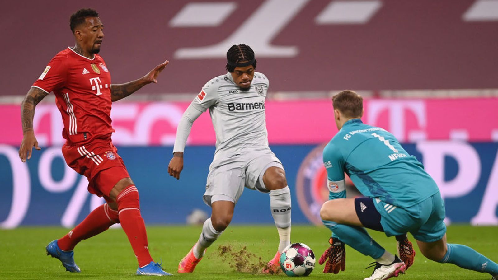 
                <strong>Jerome Boateng</strong><br>
                Ist seinen Gegenspielern in Sachen Geschwindigkeit merklich unterlegen, was der Münchner aber mit starker Antizipation und guter Zweikampfführung wett macht. Schenkt den Leverkusenern nach einer Stunde mit einem misslungenen Hackentrick den Ball im FCB-Strafraum. Nach 63 Minuten raus. ran-Note: 3
              