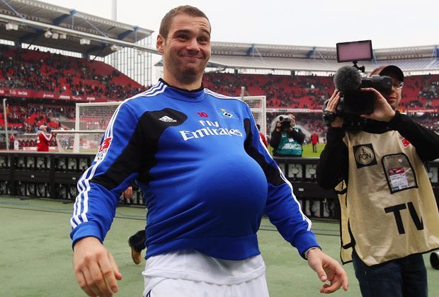 
                <strong>Leihgeschäft der Hinrunde: Pierre-Michel Lasogga</strong><br>
                In den vergangenen Jahren verpulvert der Hamburger SV viel Geld mit glücklosen Transfers. Doch mit der Ausleihe von Hertha-Stürmer Pierre-Michel Lasogga beweisen die Hanseaten ein Goldenes Händchen. Der 22-Jährige trifft in 13 Spielen für seinen neuen Arbeitgeber neunmal
              