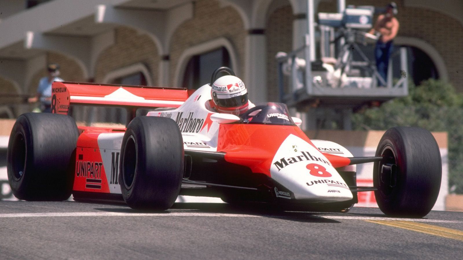 
                <strong>McLaren Ford (1982) </strong><br>
                Anfang der 1980er sind die Boliden ohne Frontflügel unterwegs, so wie am McLaren von Niki Lauda im Jahr 1982 in Monaco. 
              
