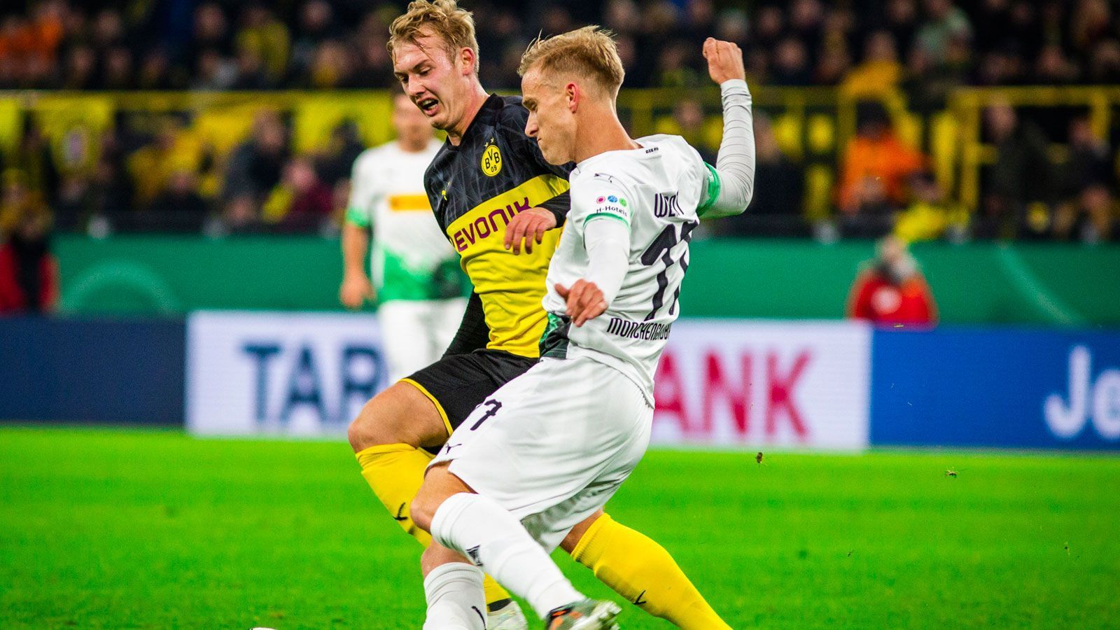 
                <strong>Oscar Wendt (Borussia Mönchengladbach)</strong><br>
                Wendt kommt nach 30 Minuten in das Spiel und ersetzt den verletzten Bensebaini. Der Linksverteidiger überzeugt mit einem guten Passspiel, bereitet mit einer tollen Flanke das 1:0 vor. In der Defensive hat er hingegen seine Probleme, lässt zum Beispiel die Flanke vor dem Gegentreffer zum 1:2 zu. ran-Note: 3
              