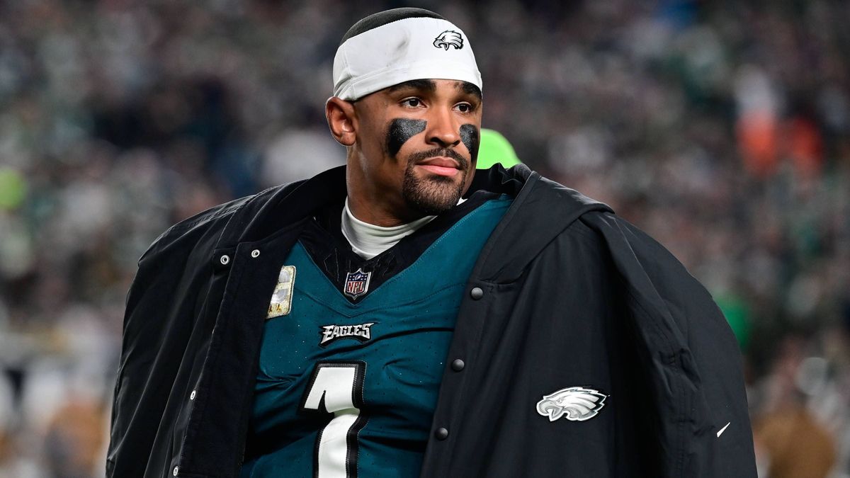 November 5, 2023: Philadelphia Eagles quarterback Jalen Hurts (1) watches from the sideline during the second half against the Dallas Cowboys in Philadelphia, Pennsylvania. CSM Philadelphia USA - Z...