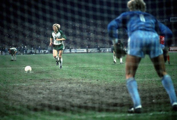 
                <strong>Meister: 1986</strong><br>
                1986: Am vorletzten Spieltag kann Bremen gegen die Bayern die Meisterschaft klar machen. Doch Michael Kutzop setzt einen Elfmeter an den Pfosten, das Spiel endet 0:0. Durch ein 6:0 gegen Gladbach holt Bayern dann den Titel, weil Bremen in Stuttgart verliert.
              
