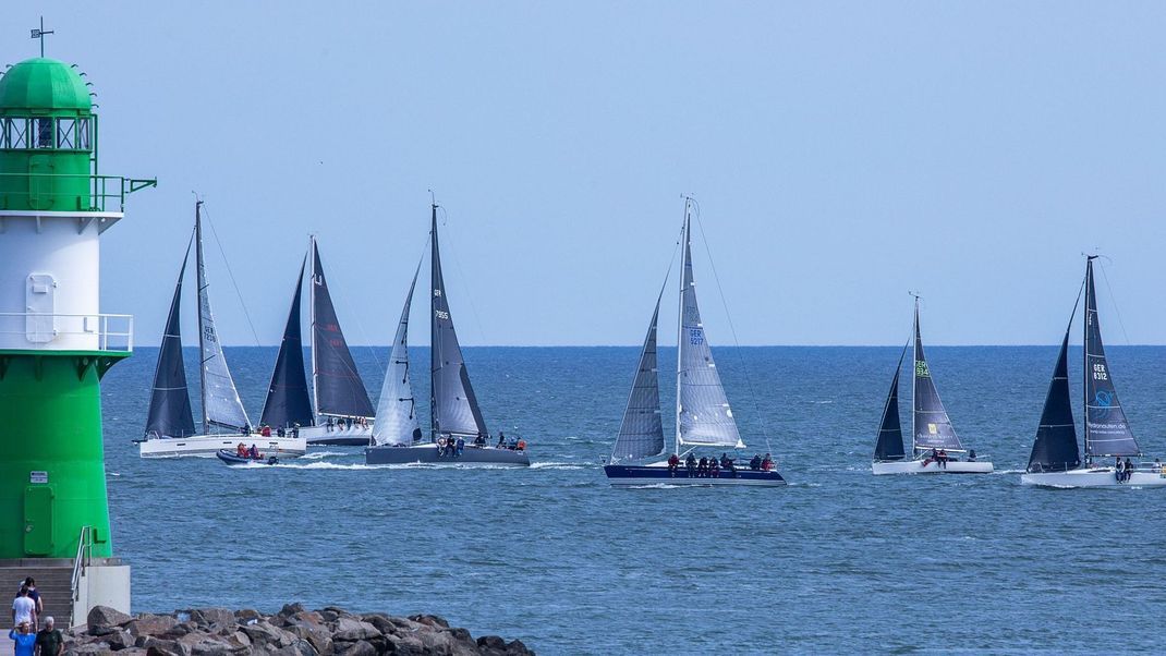 Segelboote kreuzen zum Auftakt der 86. Warnemünder Woche auf der Ostsee. (Archivbild)