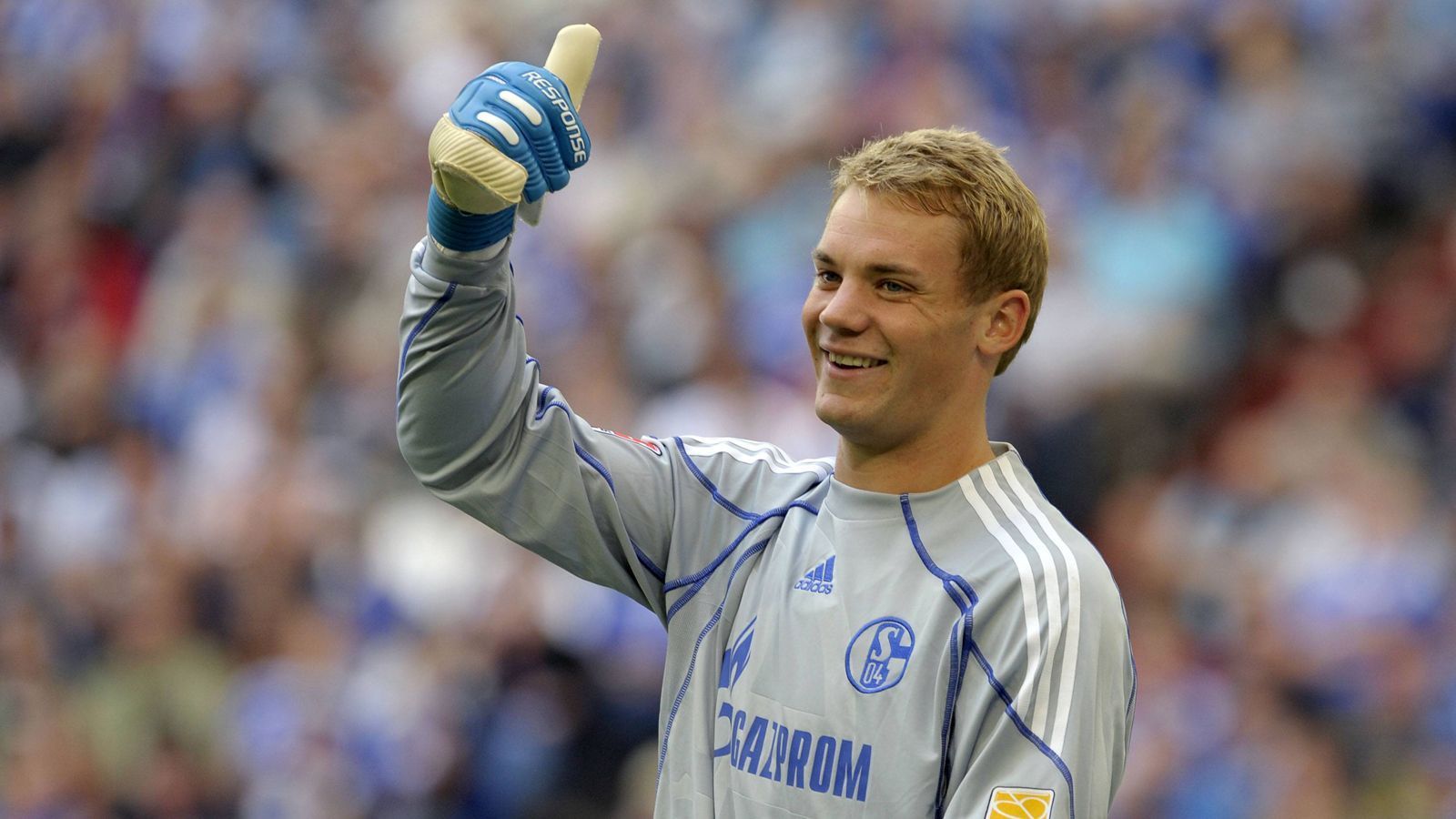 
                <strong>Manuel Neuer</strong><br>
                Der deutsche Nationalkeeper erhielt zur Saison 2005/2006 seinen ersten Profivertrag beim FC Schalke 04. Trainer der "Knappen" damals: Ralf Rangnick. Auch wenn Neuer erst unter Mirko Slomka debütierte, das Vertrauen hatte ihm Rangnick geschenkt. Heute ist der Torhüter einer der besten der Welt und spielt beim FC Bayern München.
              