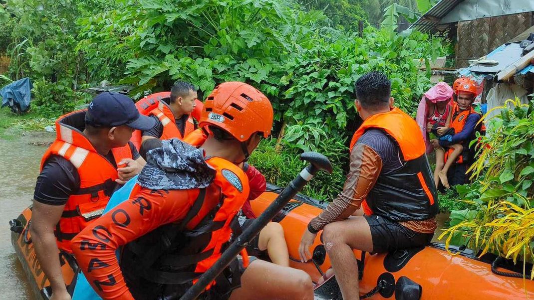 Der Tropensturm "Yagi" auf den Philippinen forderte bereits dreizehn Todesopfer, er könnte noch erheblich stärker werden. Teilweise mussten Bewohner:innen mit Booten in Sicherheit gebracht werden.