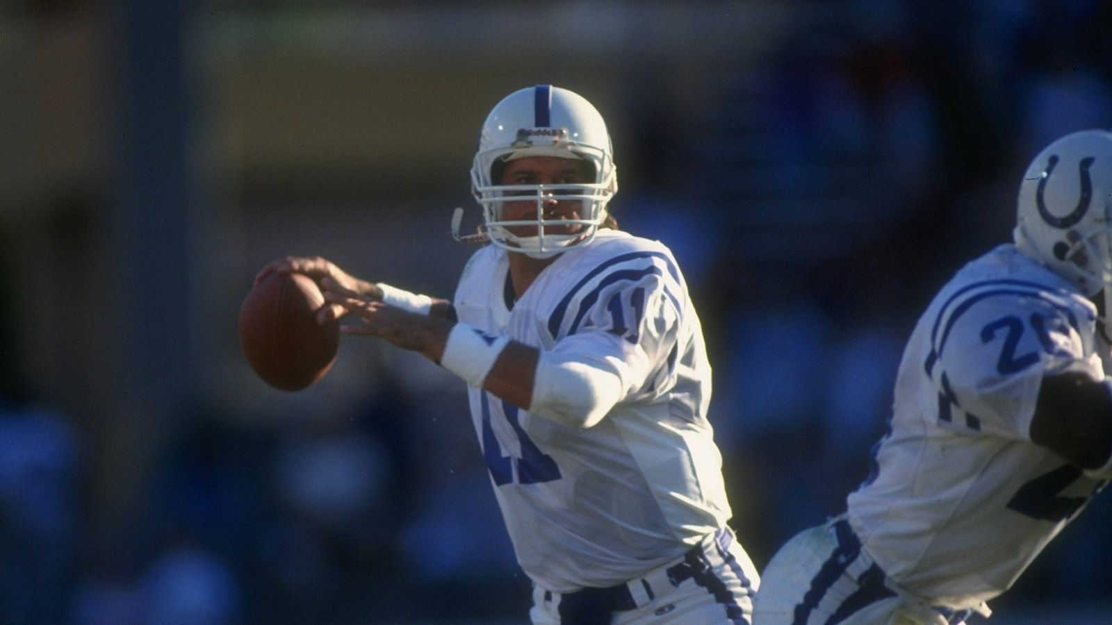 
                <strong>1990: Atlanta Falcons zu den Indianapolis Colts</strong><br>
                &#x2022; <strong>Erster Pick:</strong> Jeff George, Quarterback<br>Die Indianapolis Colts benötigten 1990 einen neuen Quarterback und gaben dafür einen zukünftigen Erstrundenpick (1991) sowie einen Fünftrundenpick aus dem gleichen Jahr und zwei Spieler für Jeff George ab. Das Verhältnis war allerdings nicht von Erfolg gekrönt. George warf in seiner Zeit bei den Colts 46 Interceptions und nur 41 Touchdowns, verlor 35 seiner 49 Starts und ging nach drei Saisons zu den Atlanta Falcons. Dem Team, mit dem die Colts im Draft damals tauschten. 1997 wurde George mit den Oakland Raiders noch NFL Passing Yards Leader, konnte aber nie die Fußstapfen eines Nummer-1-Picks ausfüllen.
              