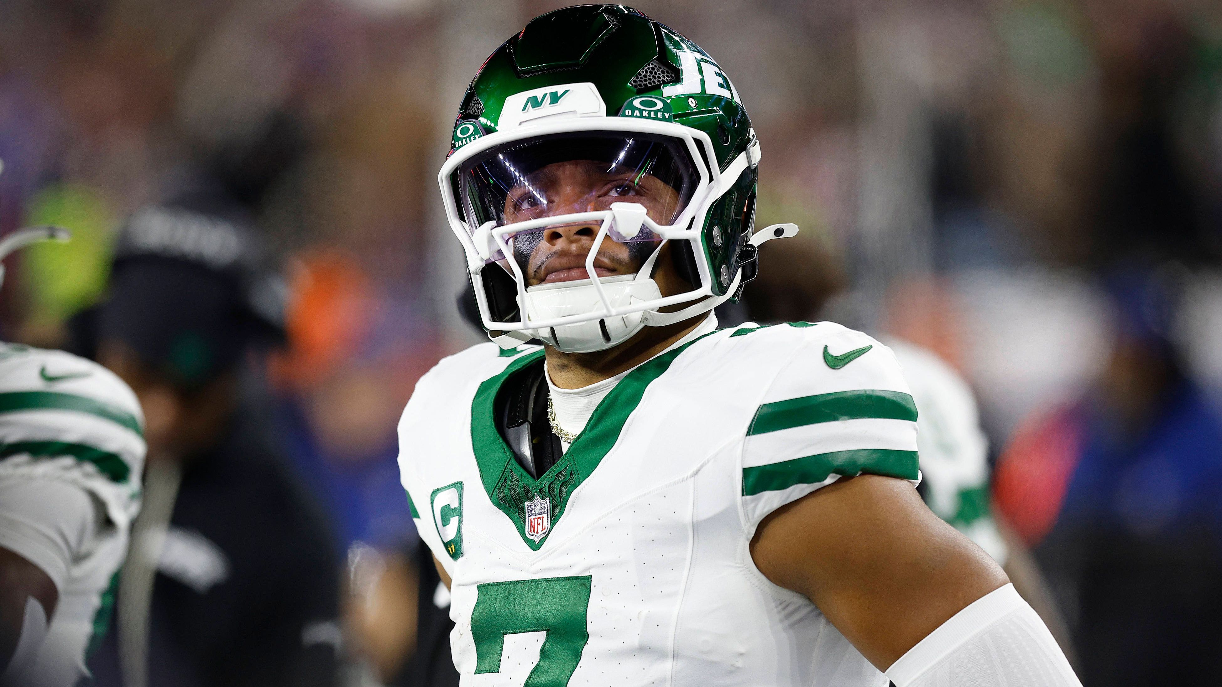 <strong>Platz 12: Justin Fields (New York Jets)</strong><br>Jetzt ist es also offiziell: Justin Fields ist bei den Jets nur noch die Nummer zwei. Wochenlang durfte er sich mit teils absurd schlechten Vorstellungen im Passspiel versuchen, jetzt übernimmt Tyrod Taylor. Als langjähriger NFL-Starter gehört Fields natürlich zu den besseren Kandidaten in dieser Liste, doch seine Schwächen sind zu groß, um ihn weiter vorne einzusortieren.