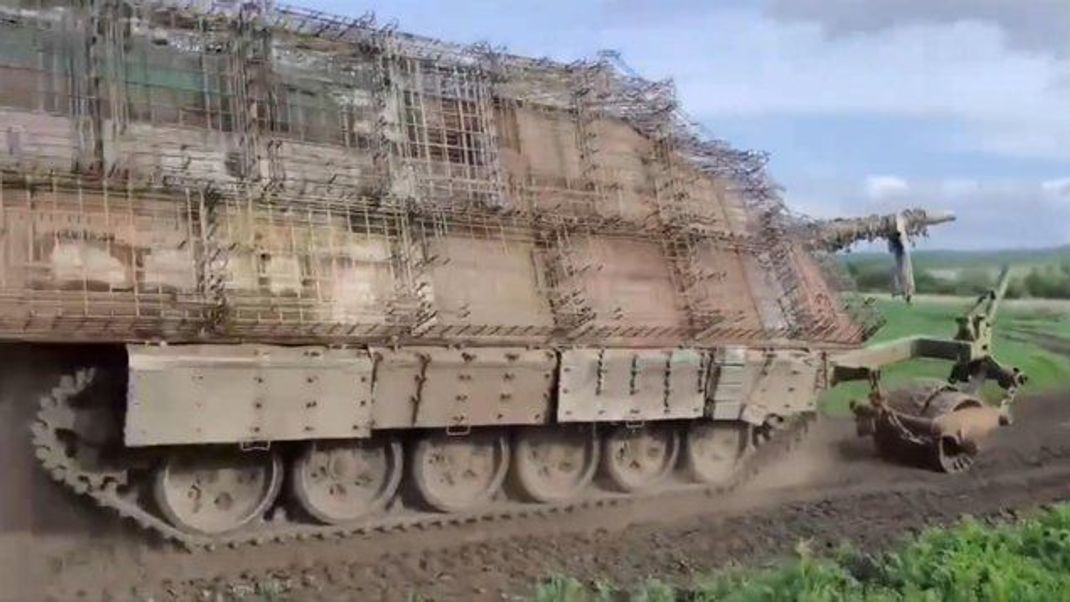 Mutmaßlich neu hochgerüsteter russischer "Schildkröten-Panzer" mit Käfiggestellen zum Schutz vor Angriffen.