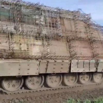 Mutmaßlich neu hochgerüstete russische "Schildkröten-Panzer" mit Käfiggestellen zum Schutz vor ukrainischen Angriffen.