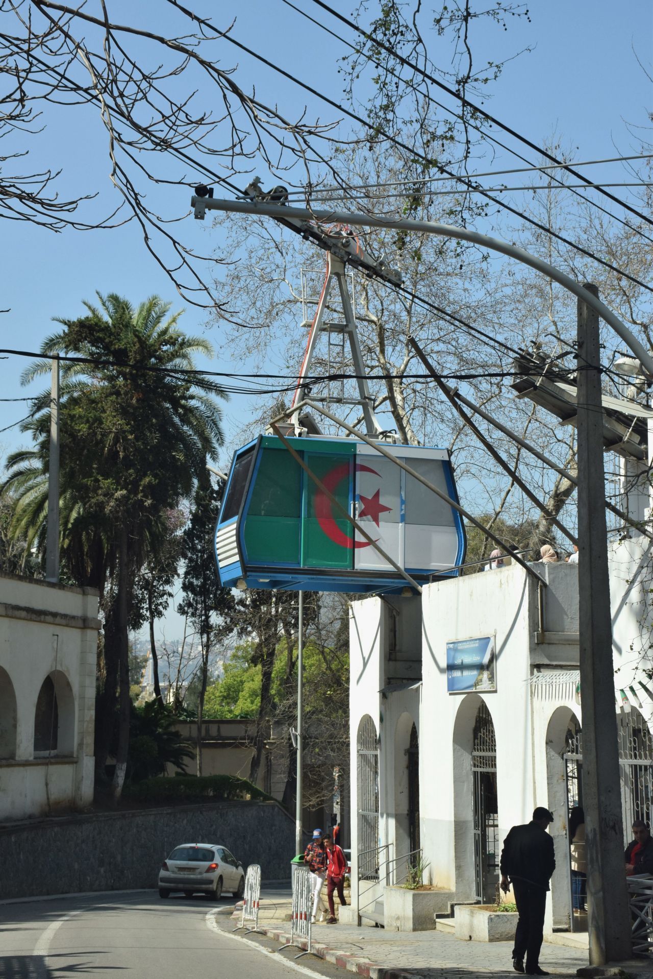 Die erste der 5 Linien wurde bereits 1956 in Algeriens Hauptstadt Algier eröffnet. Die jüngste Seilbahn fährt seit 2014 eine 3 Kilometer lange Strecke ab. Die Bahnen sind viel genutzter Teil des öffentlichen Nahverkehrs. Weitere Strecken sind in Planung. 2008 wurden die älteren Verbindungen alle nochmals renoviert. 